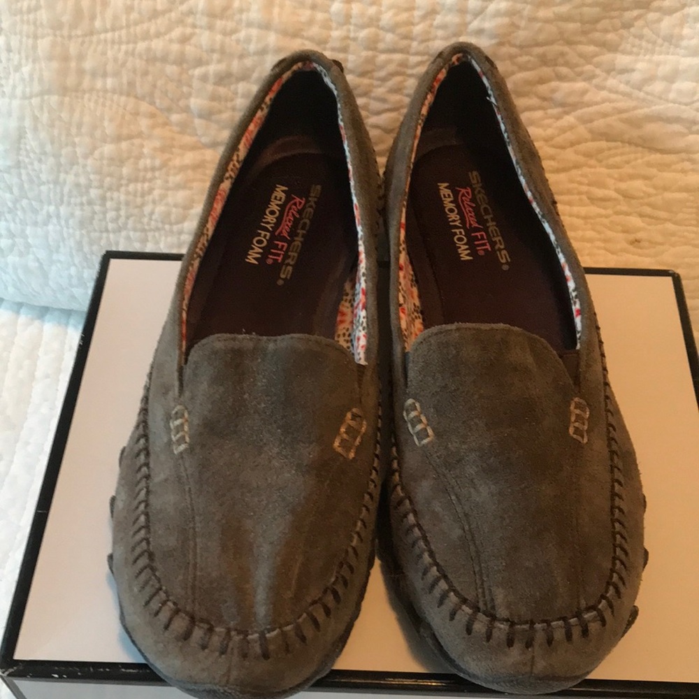 NWOT Sketcher suede leather relaxed fit memory foam